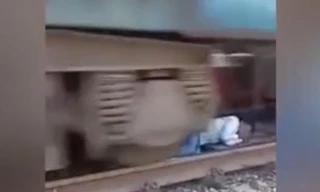 Thoát chết thần kỳ khi bị tàu hỏa lao qua người