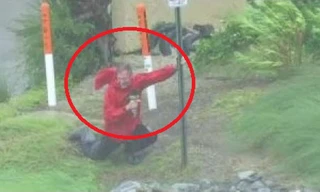 Phóng viên Mỹ suýt bị gió thổi bay trong siêu bão 'quái vật' Michael