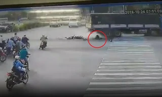 Tài xế may mắn thoát chết trong gang tấc dưới bánh xe tải