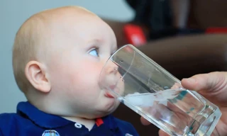 Vì sao trẻ sơ sinh uống nước có thể dẫn tới tử vong?