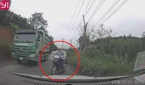 Vượt xe tải không quan sát, người phụ nữ suýt lao đầu vào ô tô