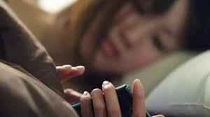 Bị phạt 3 tháng tù vì xem điện thoại của chồng không xin phép