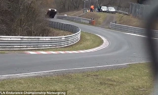 Nissan GT-R ôm cua suýt gây tai nạn trên đường