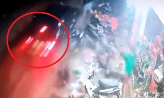 Ô tô điên lao lên vỉa hè hất tung nhiều người, cày nát loạt xe máy