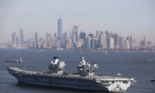 Cảnh tàu sân bay Anh lừng lững tiến vào Mỹ