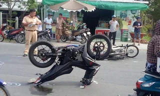 Hiện trường tai nạn oái oăm, xe máy Winner chổng ngược 2 bánh lên trời