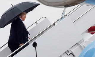 Tổng thống Trump lại bị chê 'tơi tả' vì vứt ô trước cửa Không lực một
