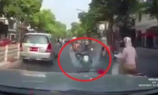 Bi hài cảnh ninja Lead bị ô tô đâm từ phía sau, suýt ngã ngửa trên phố