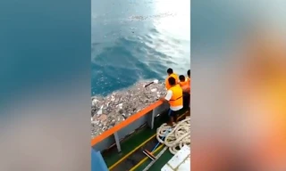 Mảnh vỡ máy bay JT610 Indonesia trải rộng khắp mặt biển