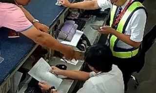 Chuyến bay bị hủy, hành khách dùng điện thoại đánh nhân viên