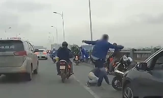 Tài xế dừng ô tô giữa cầu, lao xuống đánh thanh niên đi xe máy