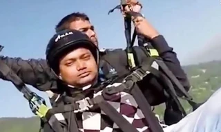 Dù bất ngờ đứt dây, phi công hy sinh tính mạng để cứu du khách