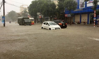 Mưa trắng trời suốt đêm đến sáng, thành Vinh ngập sâu trong biển nước