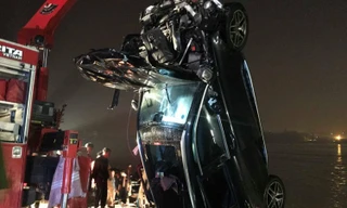 Xe Mercedes lao xuống sông Hồng, 2 người chết: Cửa sổ trời của xe mở