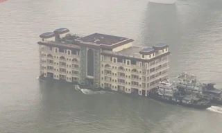 Nhà hàng 5 tầng ở Trung Quốc trôi lững lờ trên sông gây choáng