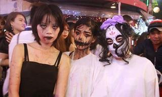 'Ma quỷ' mặc áo dài nữ sinh gây sốt phố đi bộ Sài Gòn đêm Halloween