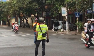 Nhóm phượt thủ ngang nhiên chặn đường 10 phút, coi mình như xe ưu tiên