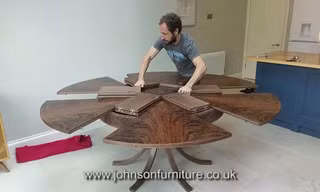 Chiếc bàn 'ma thuật' biến hình trong tích tắc gây kinh ngạc