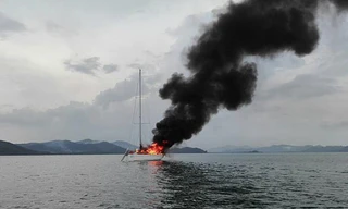 Du thuyền hạng sang bị sét đánh trúng, bốc cháy dữ dội giữa biển