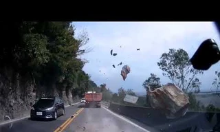 Tài xế 'đứng tim' khi tảng đá to trên núi rơi ngay đầu xe