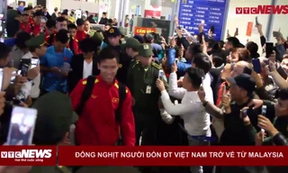 Biển người đội mưa lạnh đón đội tuyển Việt Nam trở về trong đêm