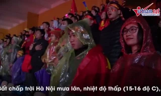 Xúc động cảnh CĐV hát quốc ca trong mưa, co ro cổ vũ Việt Nam