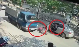 Mở cửa ô tô bất cẩn gây tai nạn thảm khốc, tài xế vô cảm gây phẫn nộ