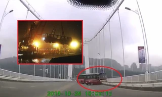 Lỡ bến, nữ hành khách tấn công tài xế khiến xe buýt lao xuống sông