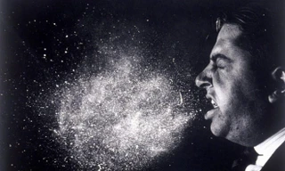 Mỗi khi hắt hơi, vi khuẩn phát tán lây bệnh nhanh khủng khiếp