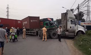 Xe container bay qua dải phân cách gây tai nạn liên hoàn