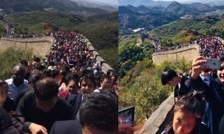  Khách du lịch TQ chen chúc nhau nghẹt thở trên Vạn Lý Trường Thành