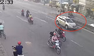 Sang đường ngược chiều ở ‘ngã 3 tử thần’, xe máy bị ô tô húc bay xa