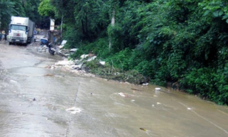 Chất thải từ bên kia biên giới đổ về Cốc Nam Ảnh: Duy Chiến