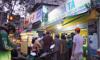 Người dân TPHCM xếp hàng đi mua gà cúng lúc tờ mờ sáng mùng 3 Tết