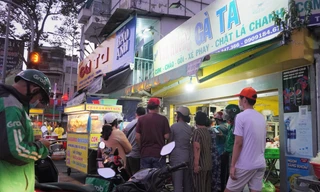Người dân TPHCM xếp hàng đi mua gà cúng lúc tờ mờ sáng mùng 3 Tết