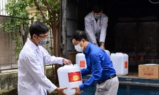 Trường học sản xuất nước rửa tay tặng người dân vùng dịch Bình Xuyên