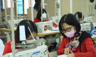 Sản xuất khẩu trang của trường ĐH Sao Đỏ, Hải Dương. Ảnh: ĐH Sao Đỏ