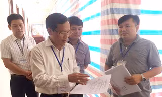 Ông Mai Văn Trinh kiểm tra công tác chấm thi tại Hòa Bình. Ảnh: Nghiêm Huê