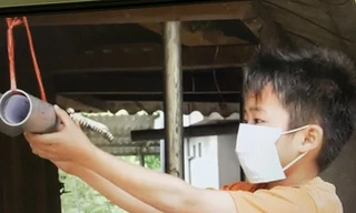 Học sinh nhận bài tập trong ống nhựa