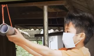Học sinh nhận bài tập trong ống nhựa