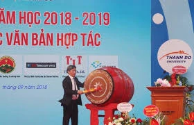 TS. Ngô Xuân Hà, hiệu trưởng nhà trường đánh trống khai giảng năm học mới 2018 - 2019