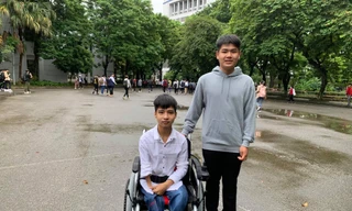 Tranh thủ thời gian, sáng nay, Ngô Văn Hiếu đến trường Đại học Bách khoa Hà Nội dự khai giảng năm học mới cùng Nguyễn Tất Minh. Ảnh N.H