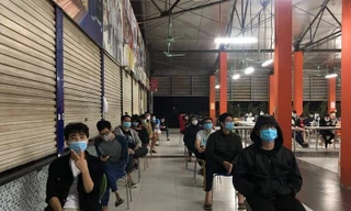 Sinh viên trường ĐH FPT cơ sở Hòa Lạc chờ lấy mẫu xét nghiệm. Ảnh: FPTU