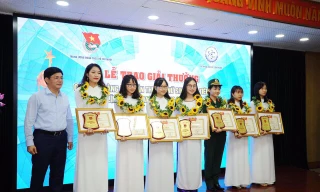 Phương Anh (đứng thứ 3 từ trái sang) trong lễ nhận phần thưởng