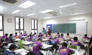 Các thí sinh làm bài thi