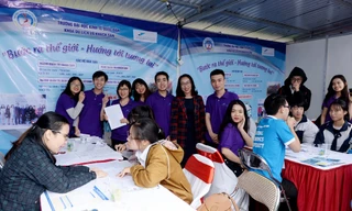 Thí sinh tham khảo ý kiến tại các gian hàng của các khoa