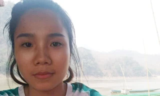 Li Navalath đang ở trên thuyền giữa sông Mê Kông tìm sóng wifi để học bài