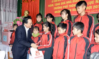 Bộ trưởng Phùng Xuân Nhạ tặng quà cho các học sinh Bắc Giang có hoàn cảnh khó khăn