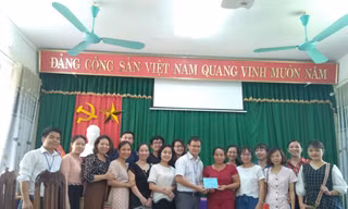 Các giảng viên trường ĐH Hà Nội làm thi tại điểm thi trường THPT Cộng Hòa, Hòa Bình trao 8 suất học bổng cho học sinh của trường