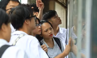 Thí sinh làm thủ tục dự thi tại điểm thi trường THPT Hoàng Văn Thụ, Hoàng Mai, Hà Nội chiều 26/6 - Như Ý